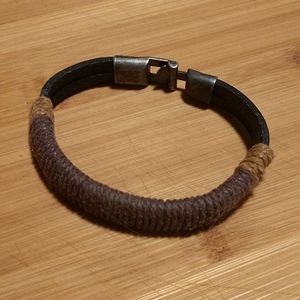 Men's wrapped leather bracelet with clasp